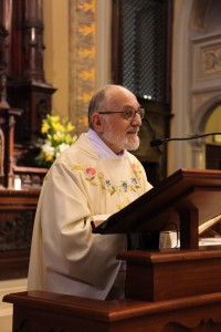 Padre Pier Renzo durante la celebrazione di domenica 14 ottobre